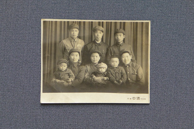 1949年5月14日摄杨文谟与王兆相两家合影黑白照