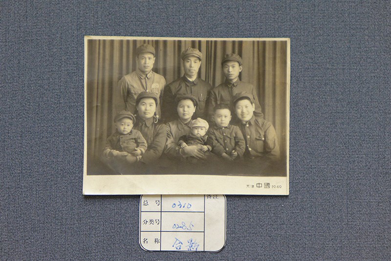 1949年5月14日摄杨文谟与王兆相两家合影黑白照