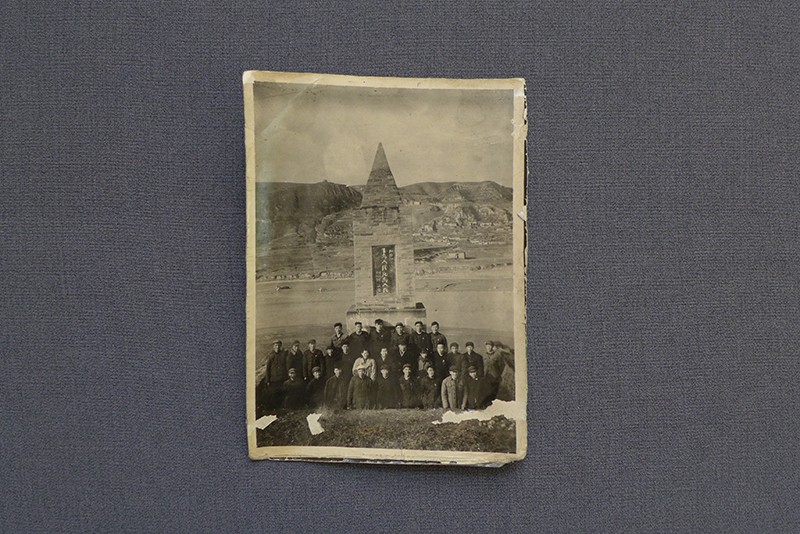 1961年王兆相将军与他人在沙峁烈士塔前的合影